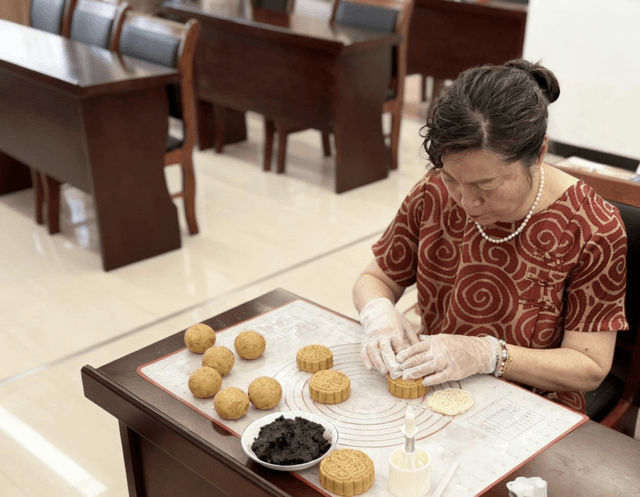 中秋双趣:杯间绘团圆,饼里藏心意