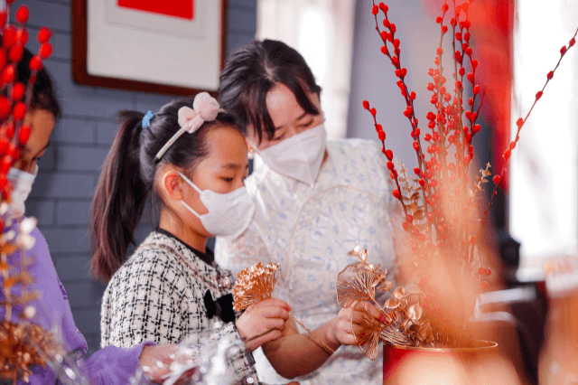 新疆昌吉:教职工巧手插花迎新春 浓浓年味过大年